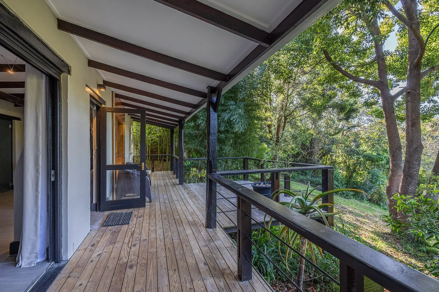 Hog Hollow Country Lodge - 7